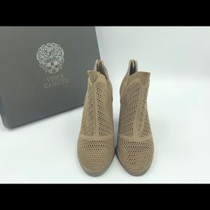 Women’s size 10M Vince Camuto booties. Style “Flunna”. Color “Wild Mushroom”.